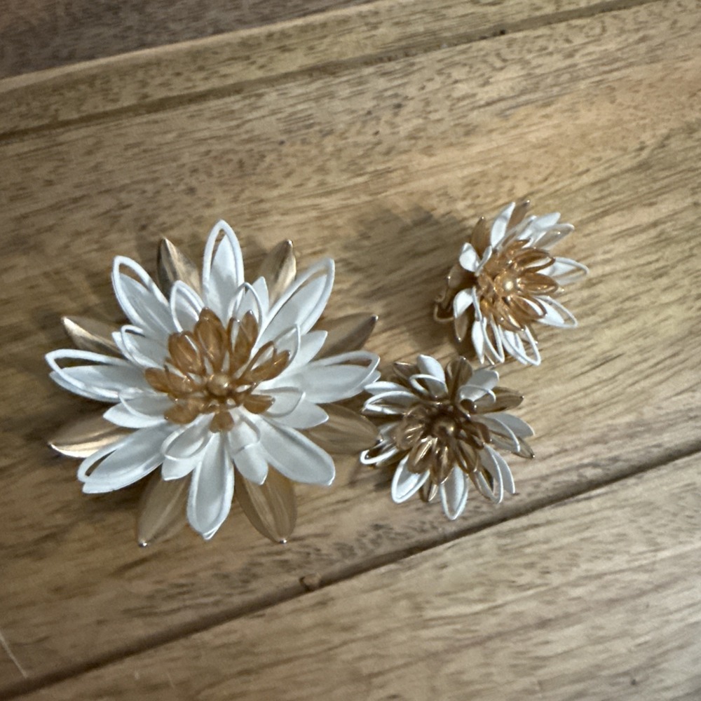 VINTAGE SARAH COVENTRY 3 DIMENSIONAL WHITE & GOLD BROOCH & CLIP EARRINGS SET